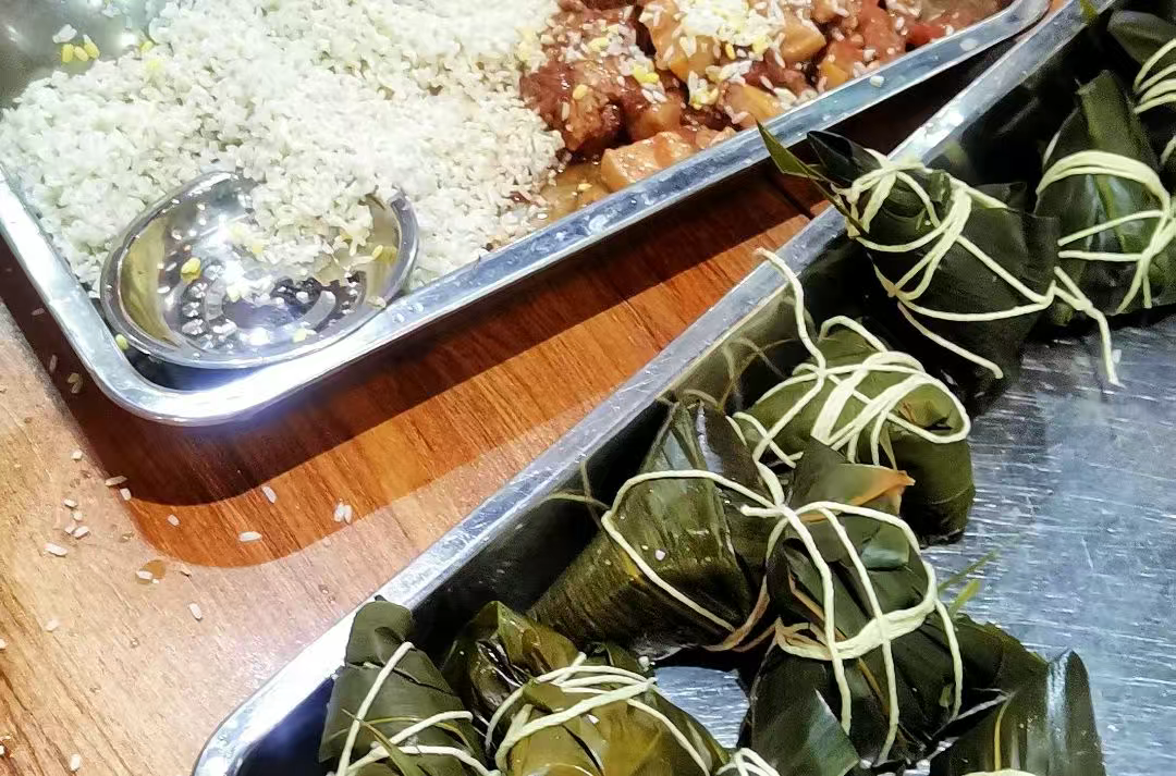 端陽(yáng)華貿(mào)韻，傳承新趣時(shí)|華貿(mào)學(xué)院端午游園活動(dòng)于第二食堂圓滿落幕！