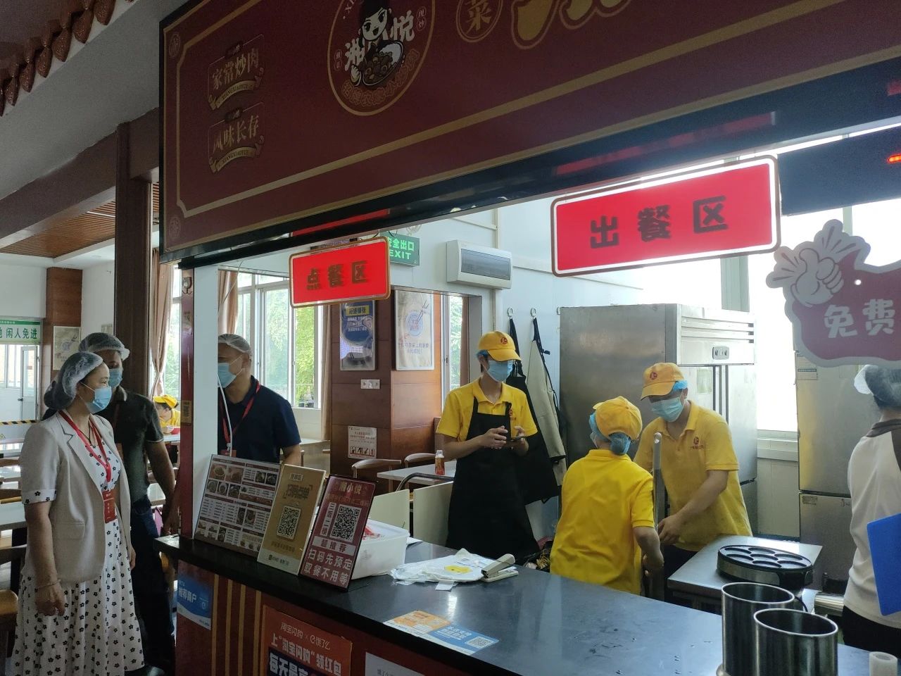 集團安委辦聯(lián)合物業(yè)公司食品安全管理中心開展四校五區(qū)食品安全專項檢查