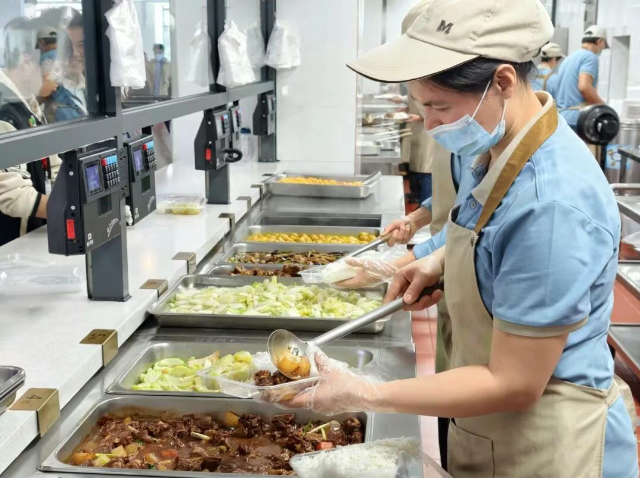 拒絕路邊攤誘惑！大學(xué)生干飯：舌尖上的安全才是真頂流～